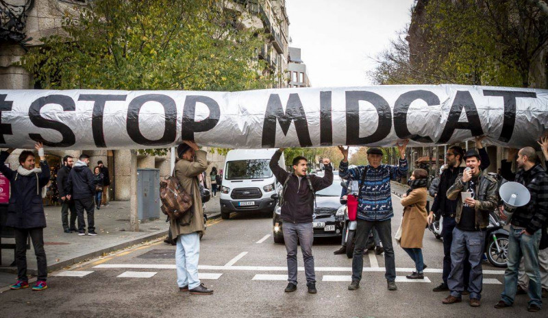 Image of a protest against the MidCat pipeline (by NGO Friends of the Earth)